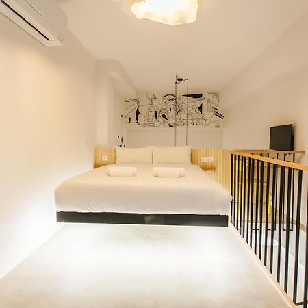 マドリードGuernica Luxury Duplex - Location, Light, And Artアパートメント エクステリア 写真